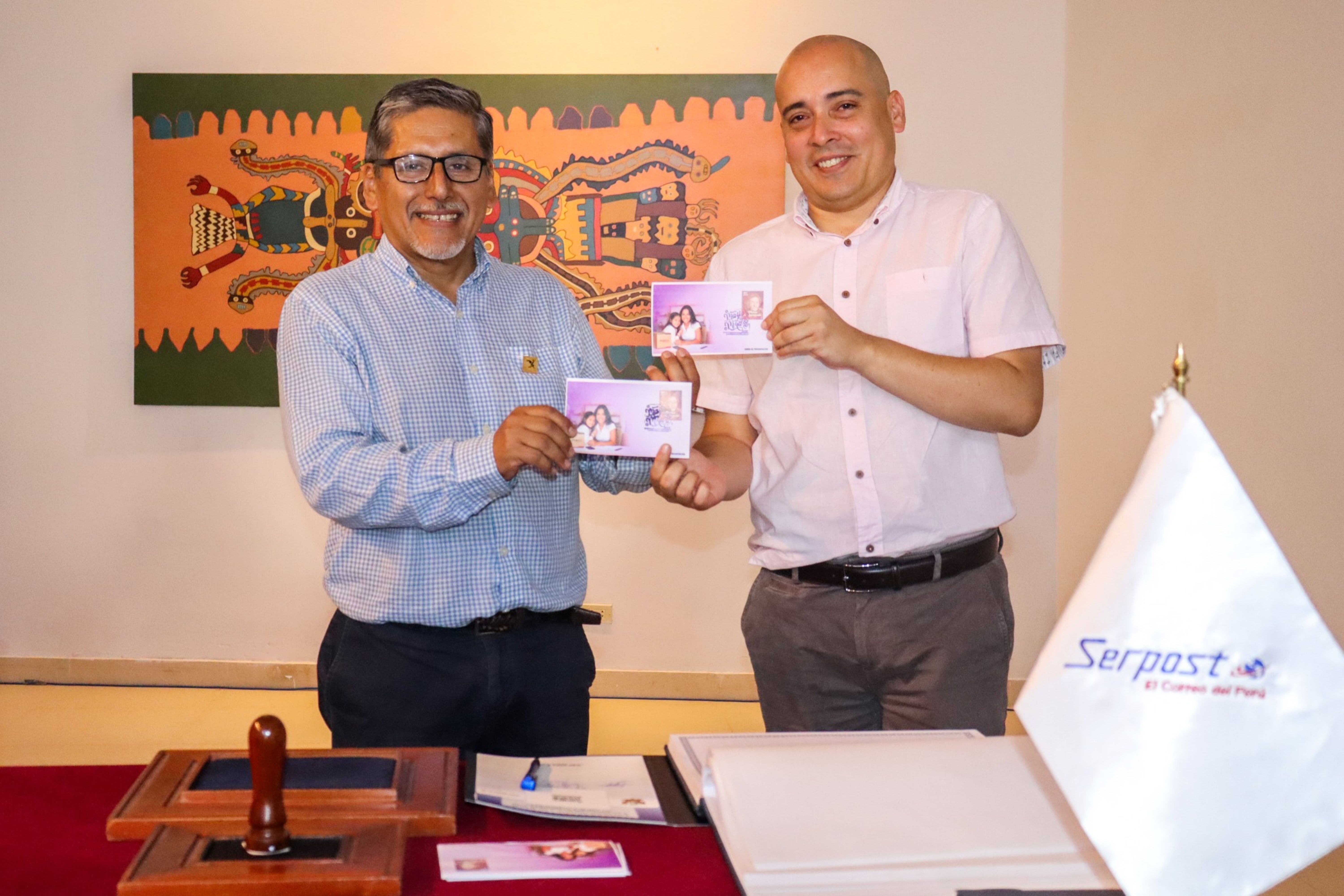 Momento del intercambio de sobres conmemorativos entre el Sr. Abraham Valencia, presidente del CAF, y el Sr. Sergio Recuenco Cabrera, vicepresidente de la misma institución.