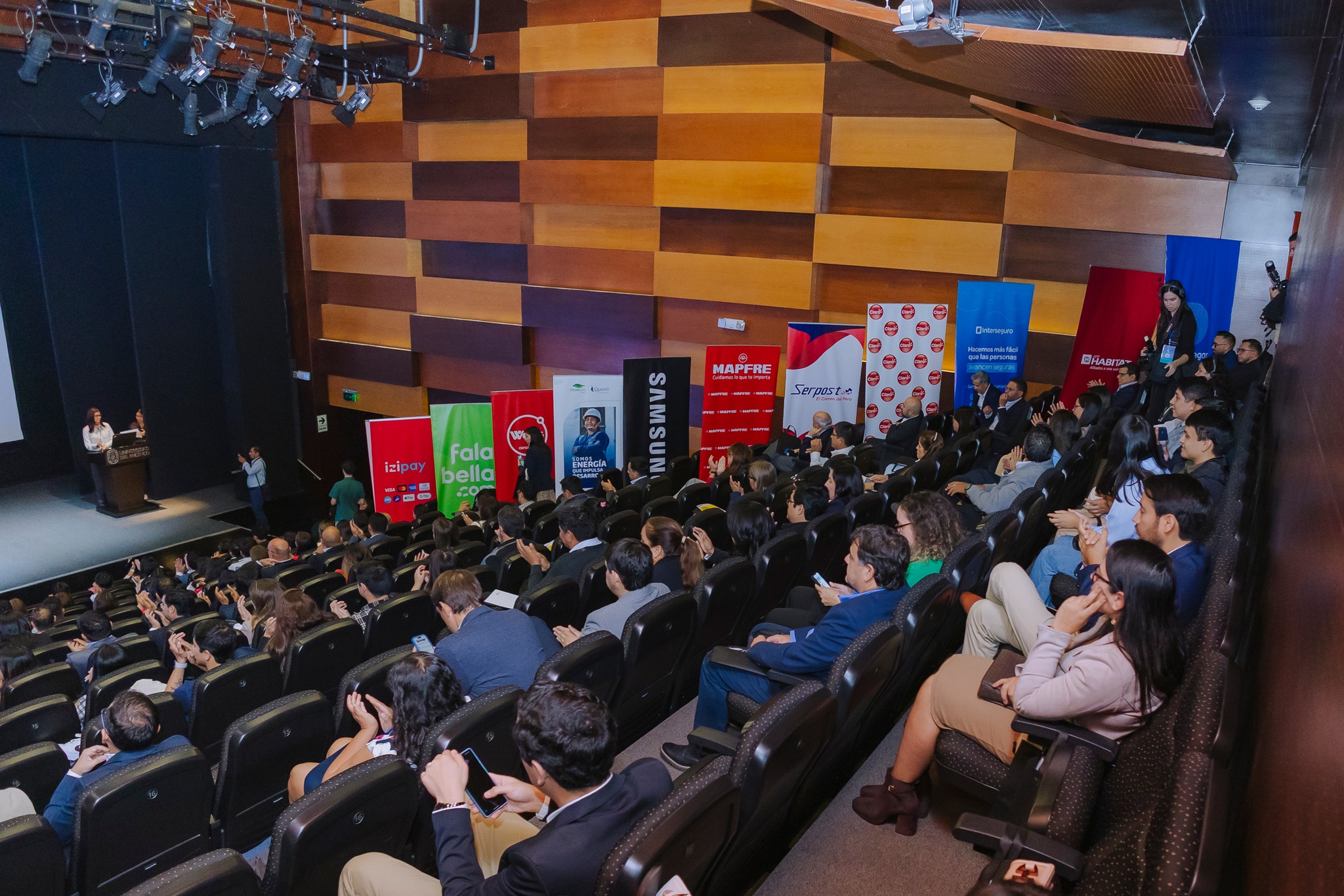 Serpost participó en los Premios BCX 2024 junto a destacadas empresas del país. Nuestro Gerente General, Sr. Alexander Infantes Pomar presentó el caso de éxito institucional, resaltando el enfoque en la mejora continua. Un espacio de aprendizaje e intercambio para seguir transformando la experiencia de nuestros usuarios.