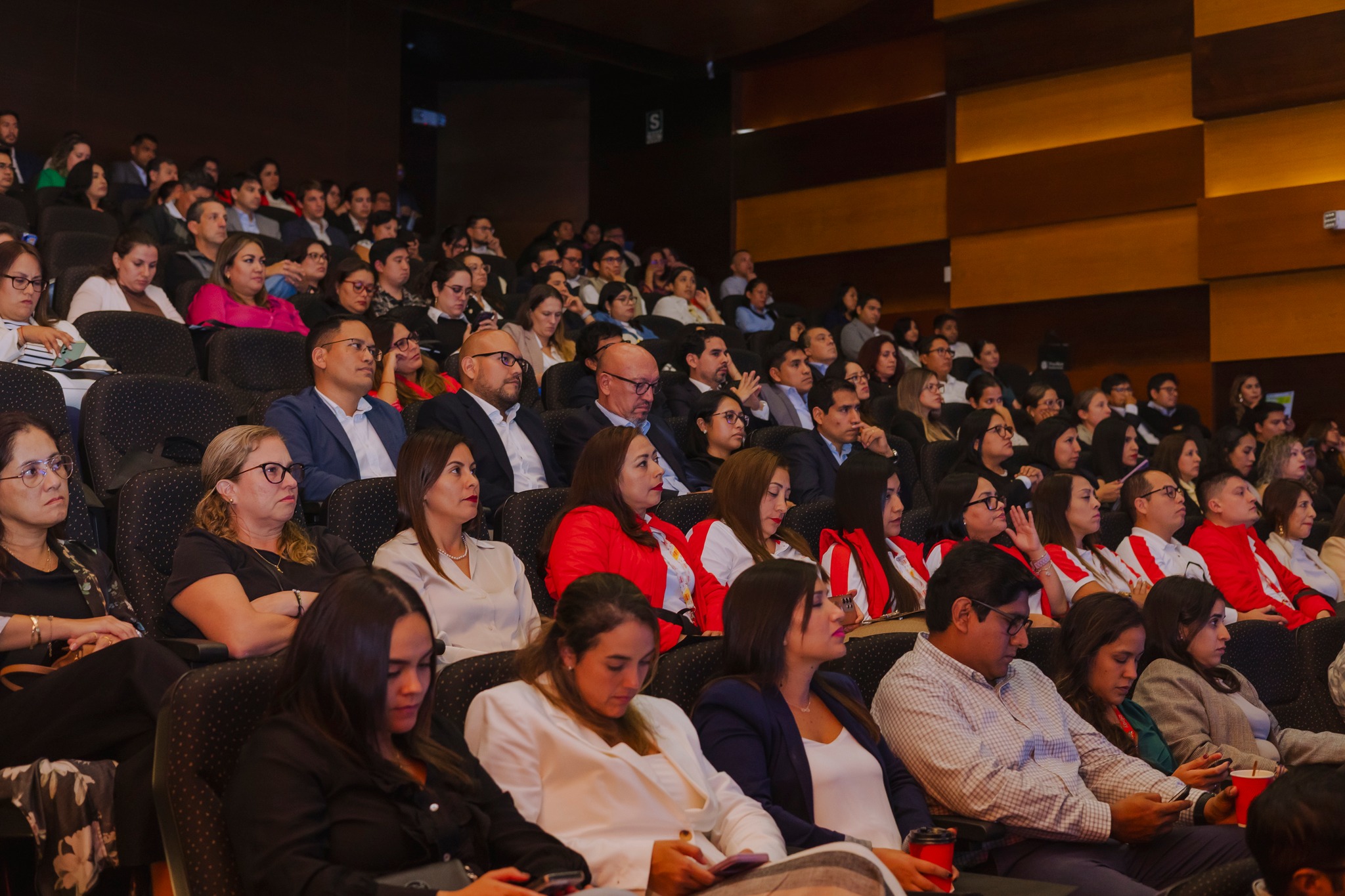 Parte de la audiencia atenta durante la presentación de Serpost en el BCX 2024, evento que reunió a líderes empresariales interesados en las últimas tendencias en experiencia del cliente.