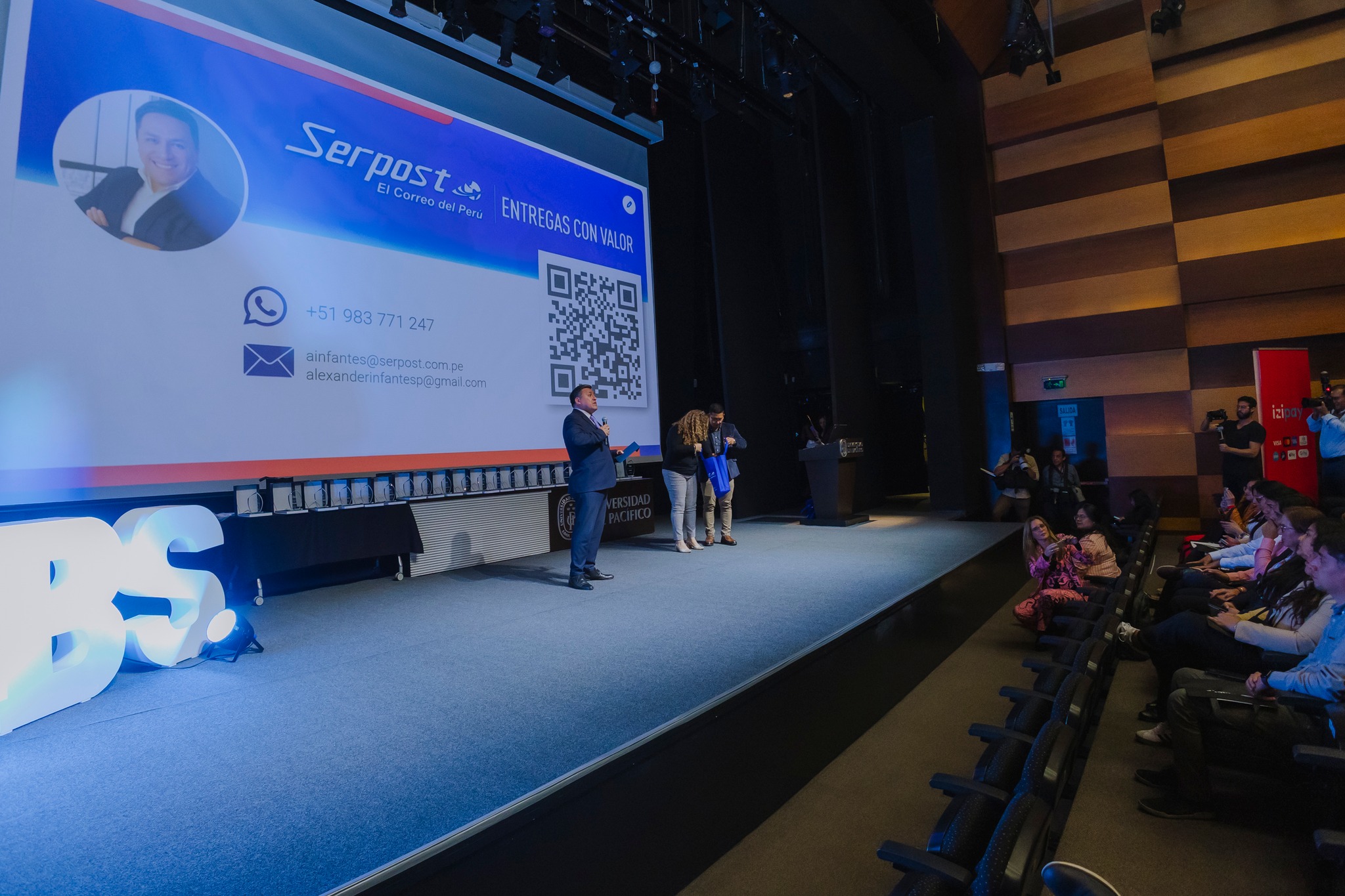 El Gerente General de Serpost, Sr. Alexander Infantes Pomar, interactúa con la audiencia al cierre de su presentación en el BCX 2024, reafirmando el compromiso de la empresa con la excelencia en el servicio postal y la atención al ciudadano.