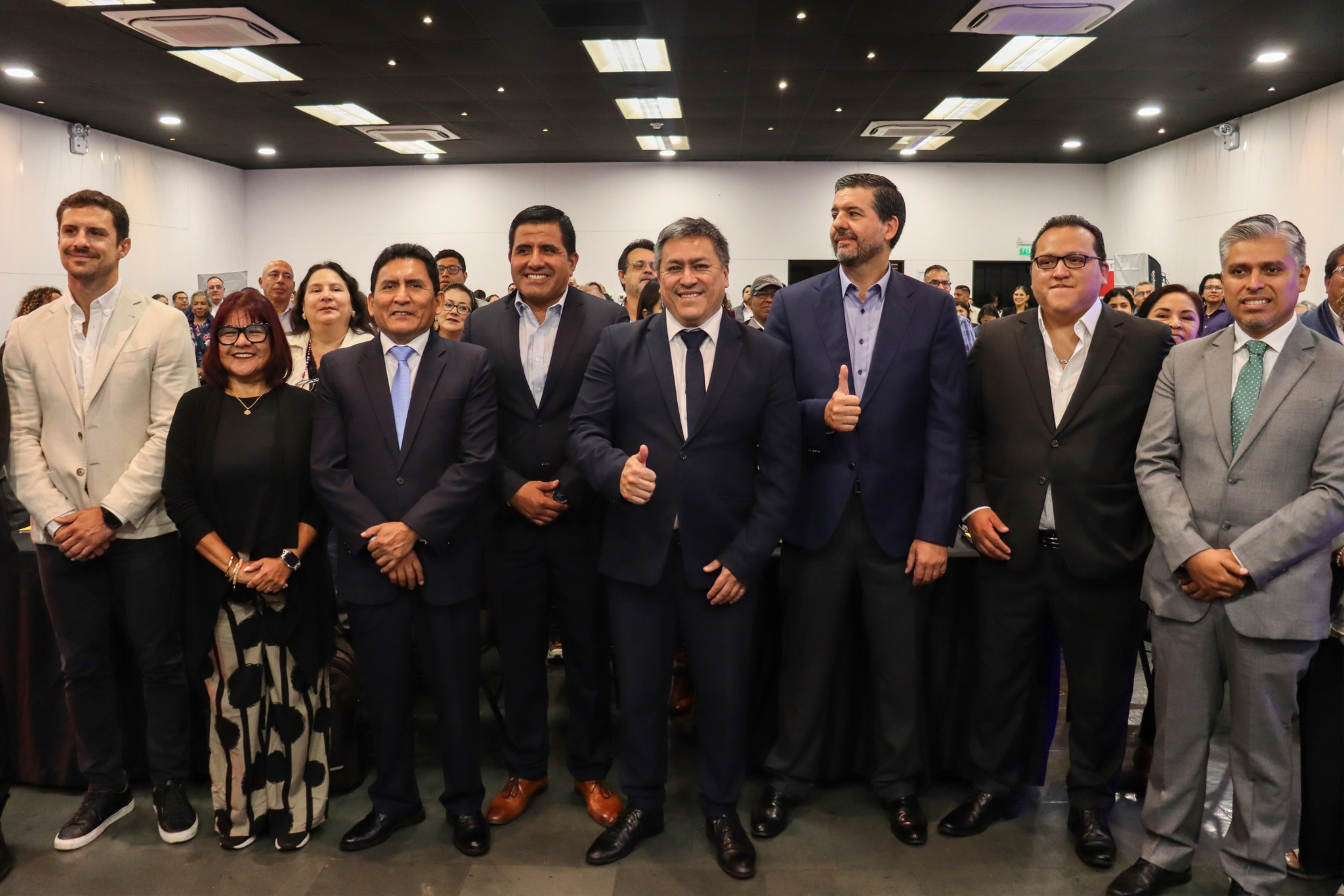 El Gerente General de Serpost, Sr. Alexander Infantes, junto a representantes de otras entidades aliadas estratégicas del Ministerio de la Producción, en el marco del evento SED MYPE: Digital Summit.
