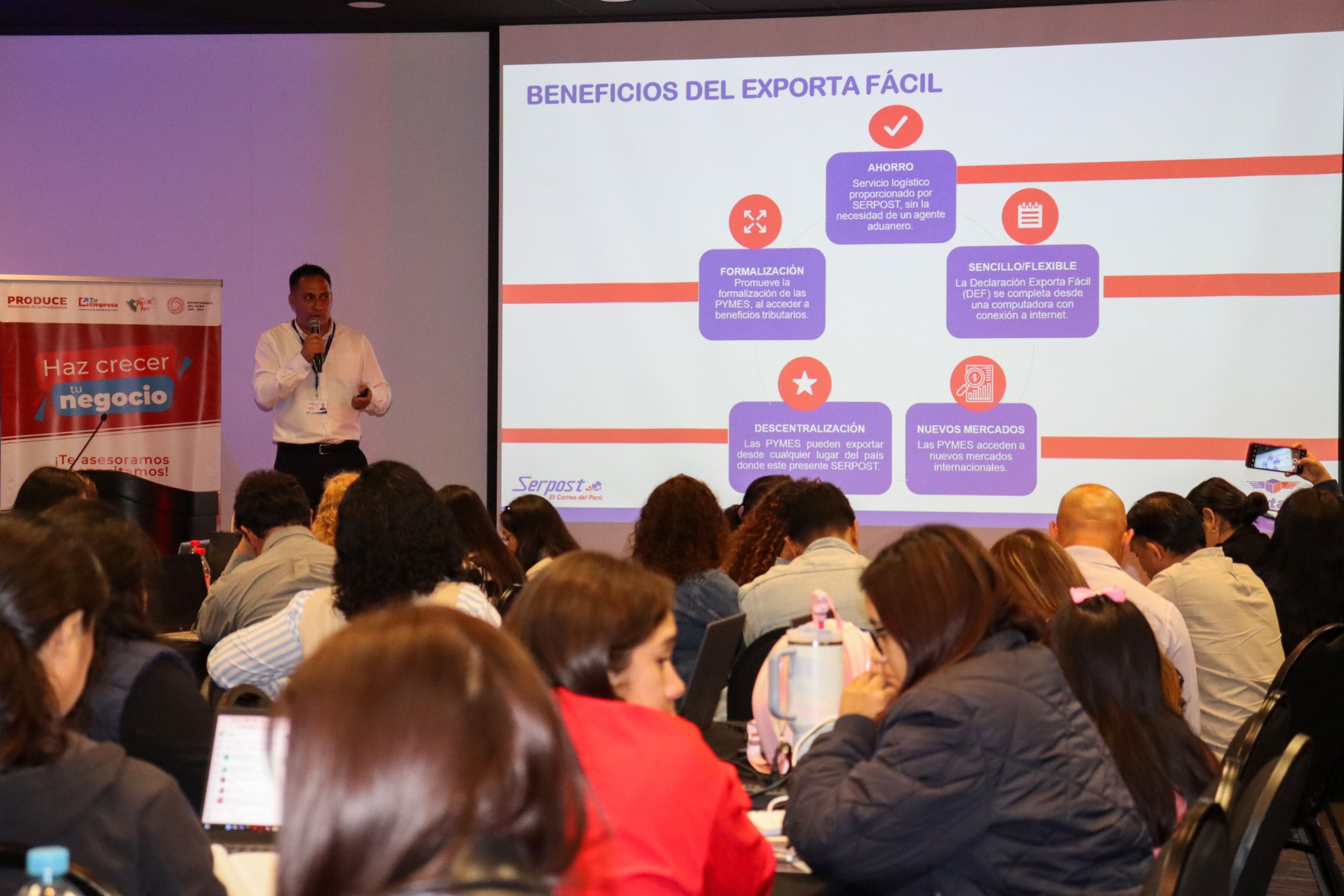 Durante el evento, el asesor comercial de Serpost, Sr. Marlon Aguilar, ofreció una ponencia sobre Exporta Fácil, la herramienta que impulsa a las MYPE a llevar sus productos al exterior de manera sencilla y segura.