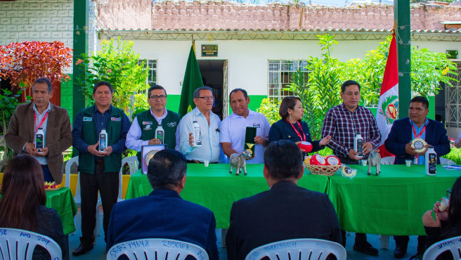 Autoridades y productores en evento del mejor queso andino