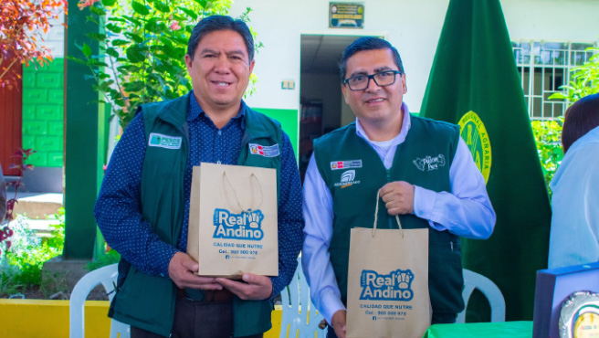 Representantes de PESCS con productos lácteos