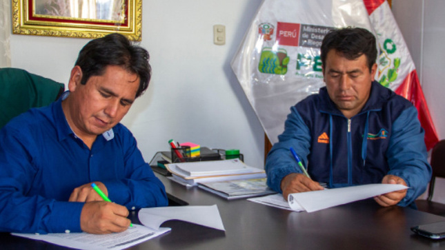 Autoridades firmando convenio de riego