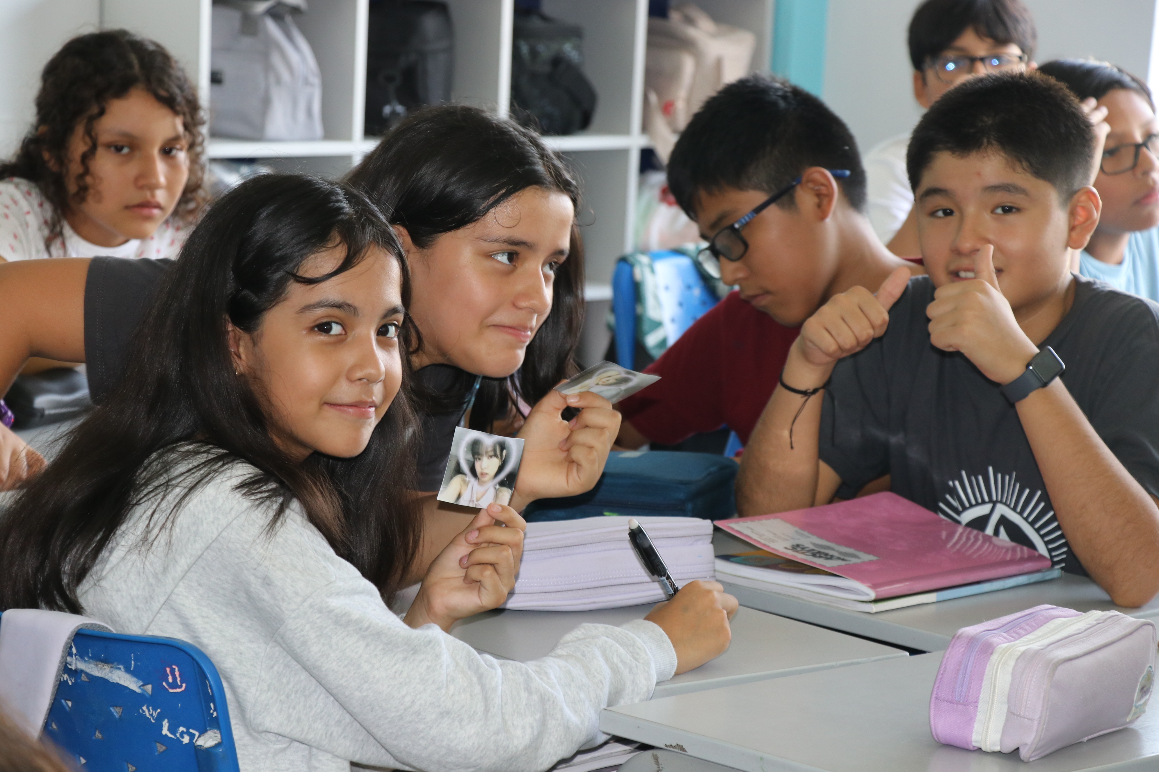 estudiantes en su escuela aprendiendo