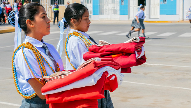Autoridades participan en ceremonia de izamiento de banderas por el 54° Aniversario de la I.E. Virgen de Fátima