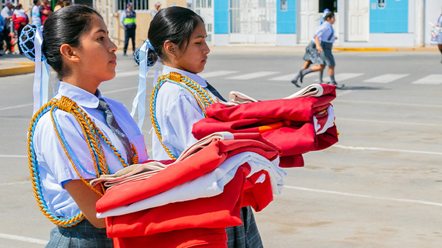 Autoridades participan en ceremonia de izamiento de banderas por el 54° Aniversario de la I.E. Virgen de Fátima