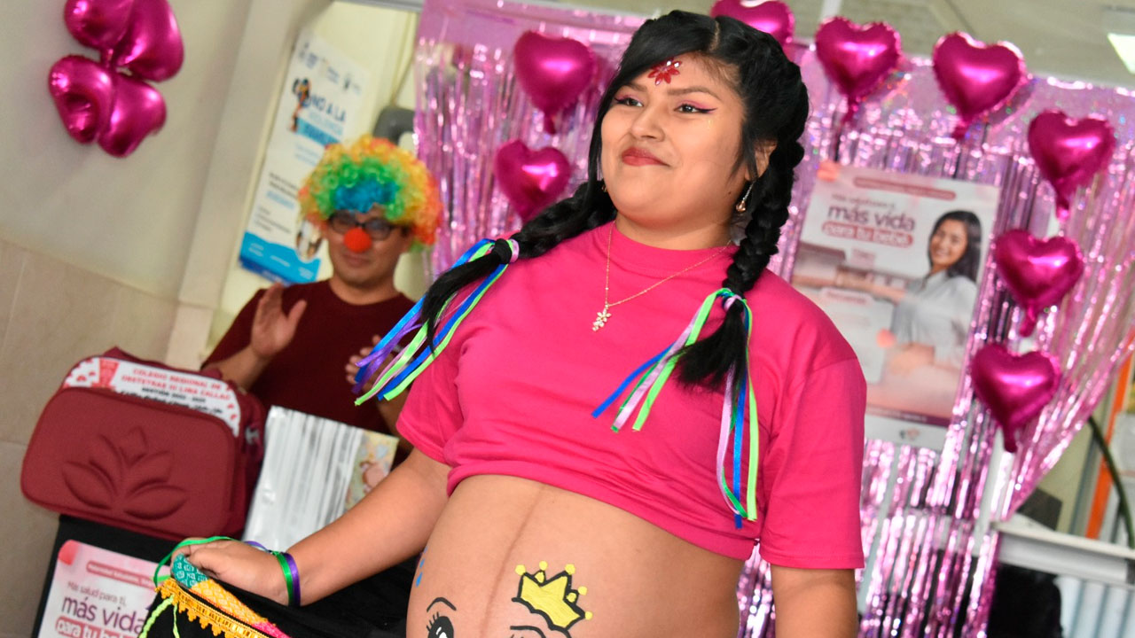 Madre gestante feliz de participar en la celebración por la lactancia Materna