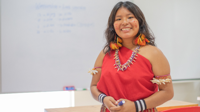 Quiere convertirse en una profesora para enseñar a los niños de su comunidad con paciencia y dedicación