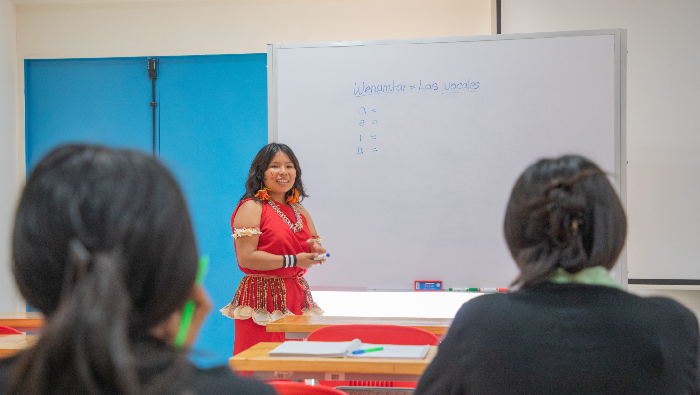 Rodeada de compañeros que comparten su lengua materna, el Awajún, Jennifer se siente conectada a sus raíces.