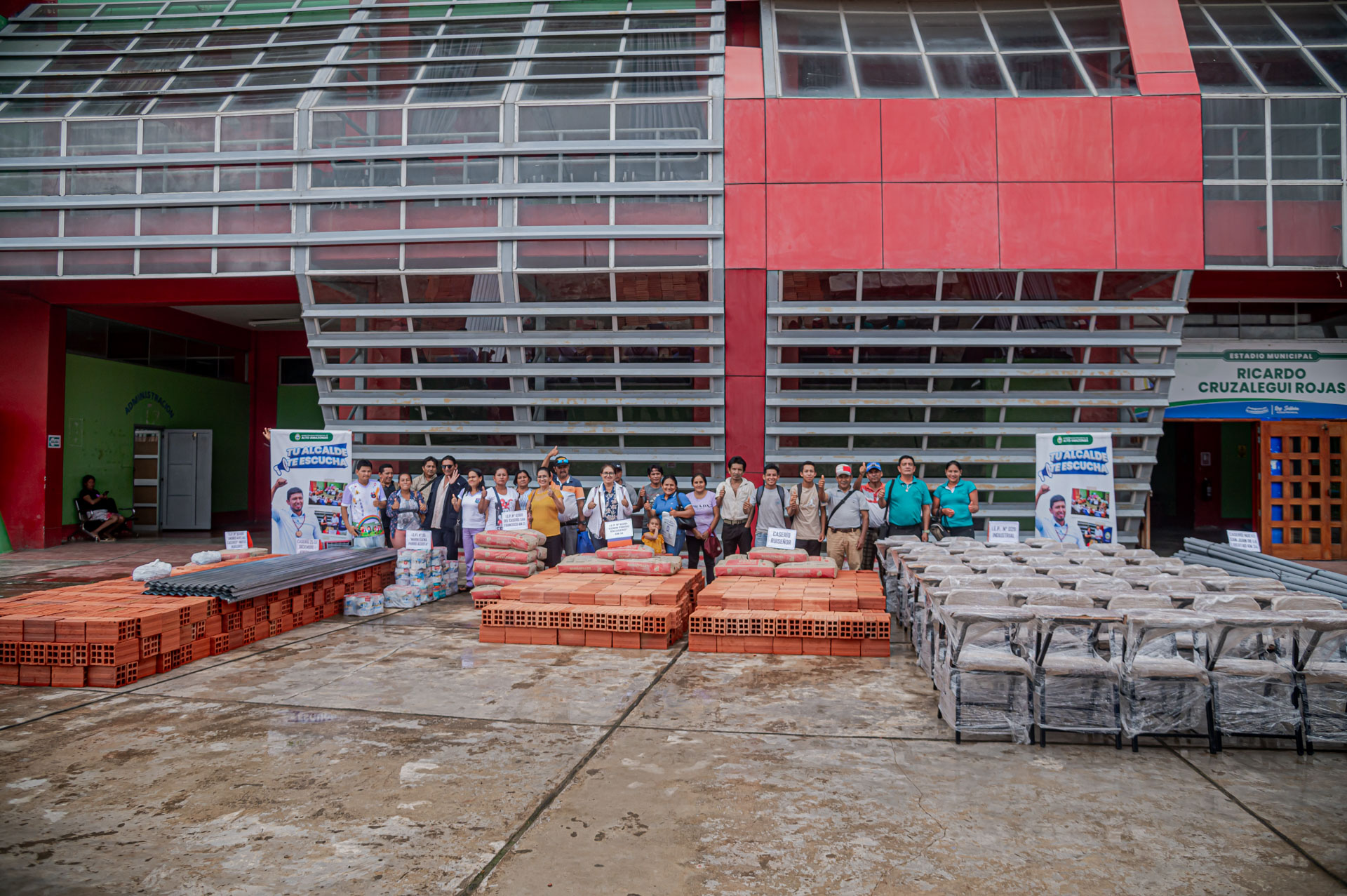 Entrega de materiales de construcción a los Caseríos