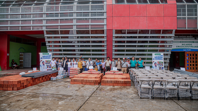 Entrega de materiales de construcción a los Caseríos