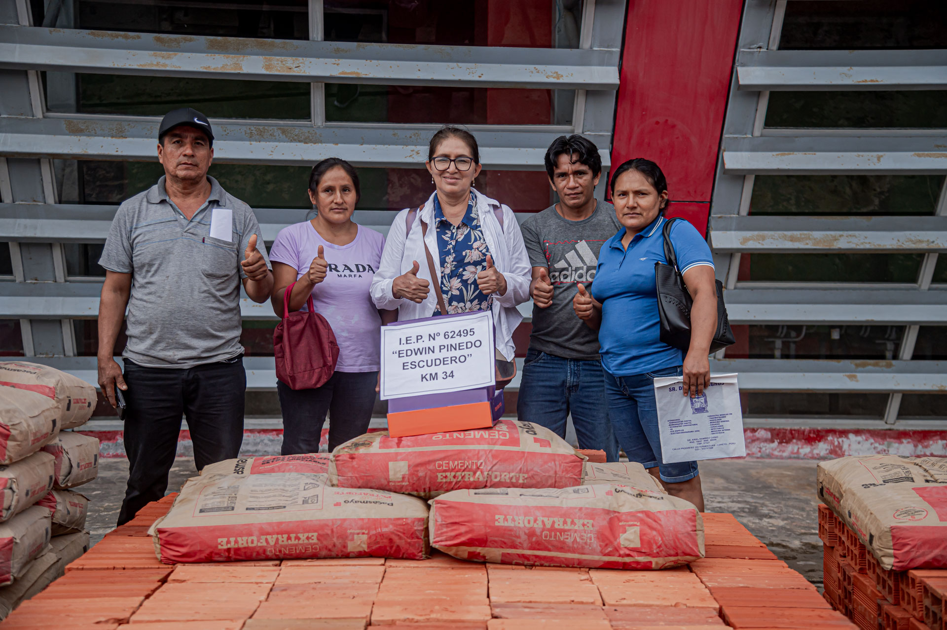 Entrega de materiales de construcción a los Caseríos