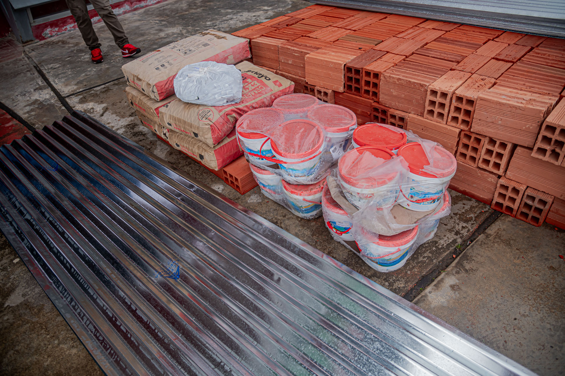 Entrega de materiales de construcción a los Caseríos
