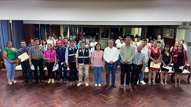 Alcalde Marlem Mogollón juramenta a juntas vecinales y comités de gestión en Sullana 