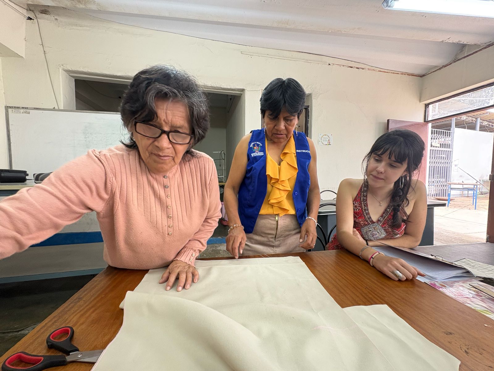 Estudiante Extranjera Se Capacita En Confección De Prendas Gracias Al Centro Regional De Capacitación