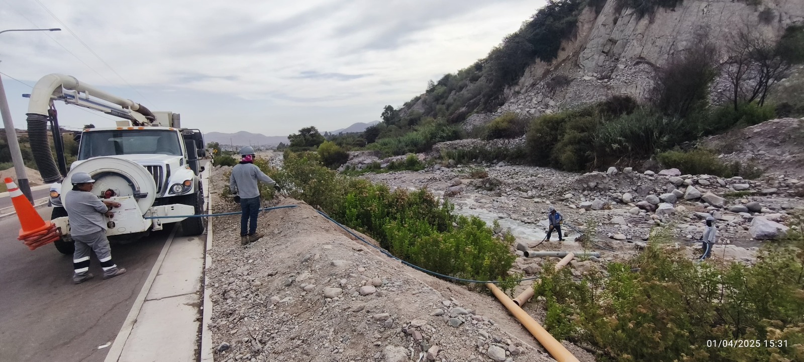 El equipo de Distribución y Recolección de la empresa ejecuta de manera permanente labores de mantenimiento en las redes de agua potable y alcantarillado.