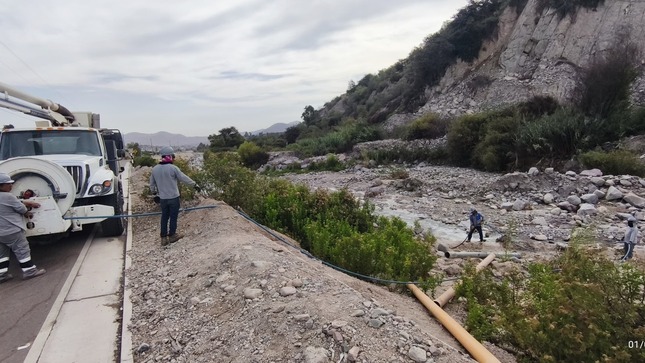 El equipo de Distribución y Recolección de la empresa ejecuta de manera permanente labores de mantenimiento en las redes de agua potable y alcantarillado. 
