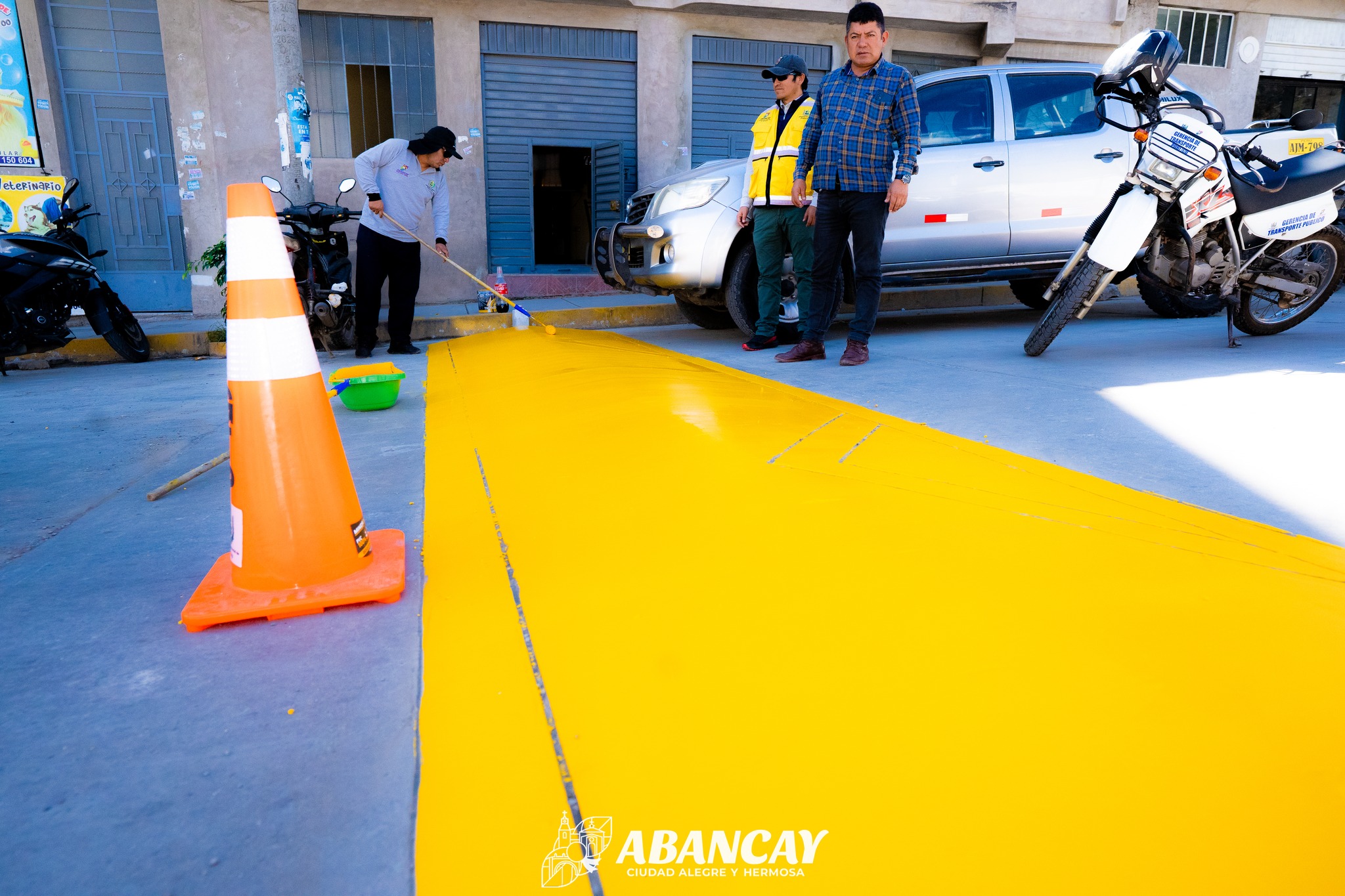 💯¡No Paramos! Estamos Trabajando Por Tu Seguridad: Avanza El Pintado De Reductores En La Ciudad.