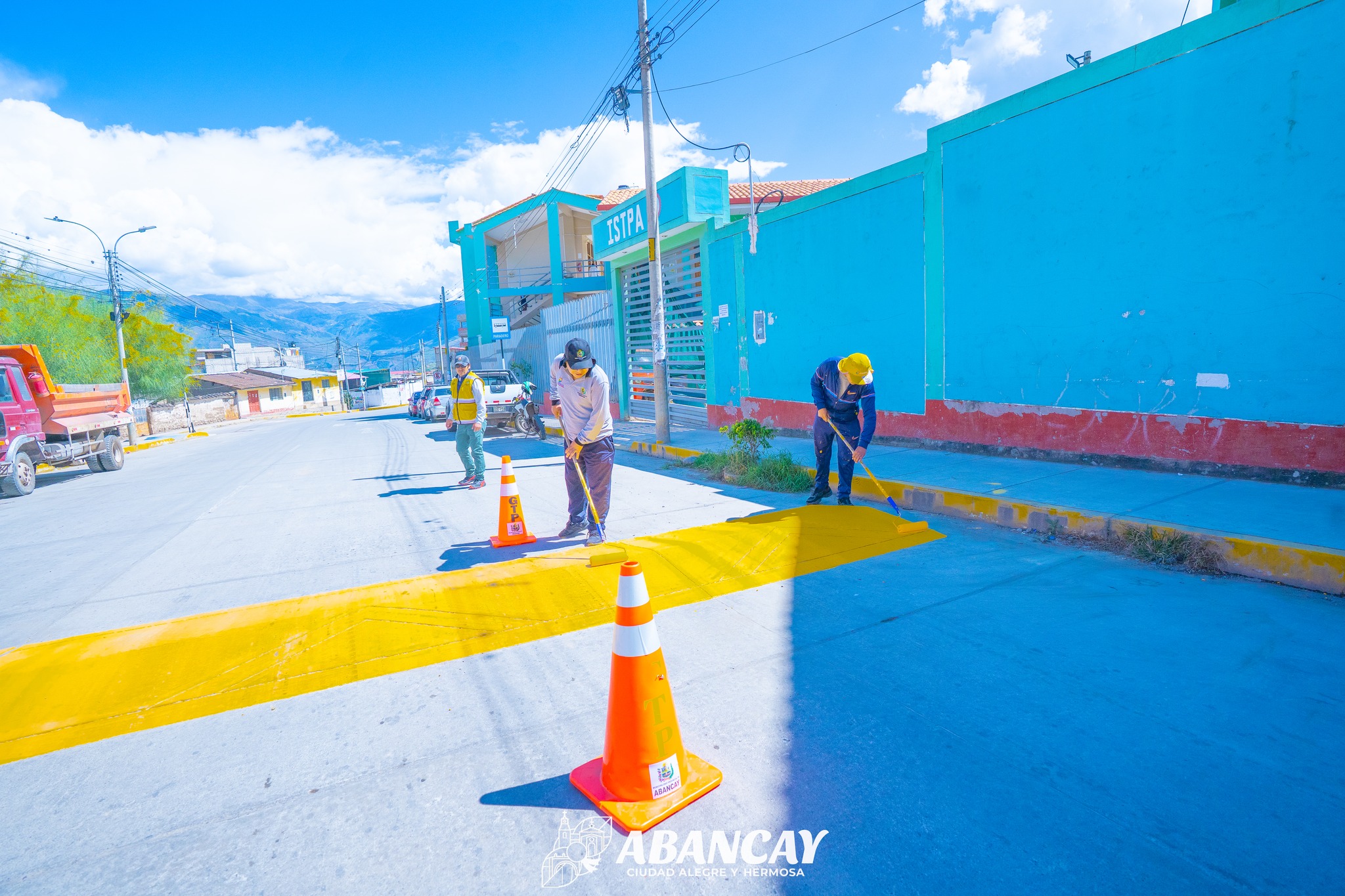 💯¡No Paramos! Estamos Trabajando Por Tu Seguridad: Avanza El Pintado De Reductores En La Ciudad.