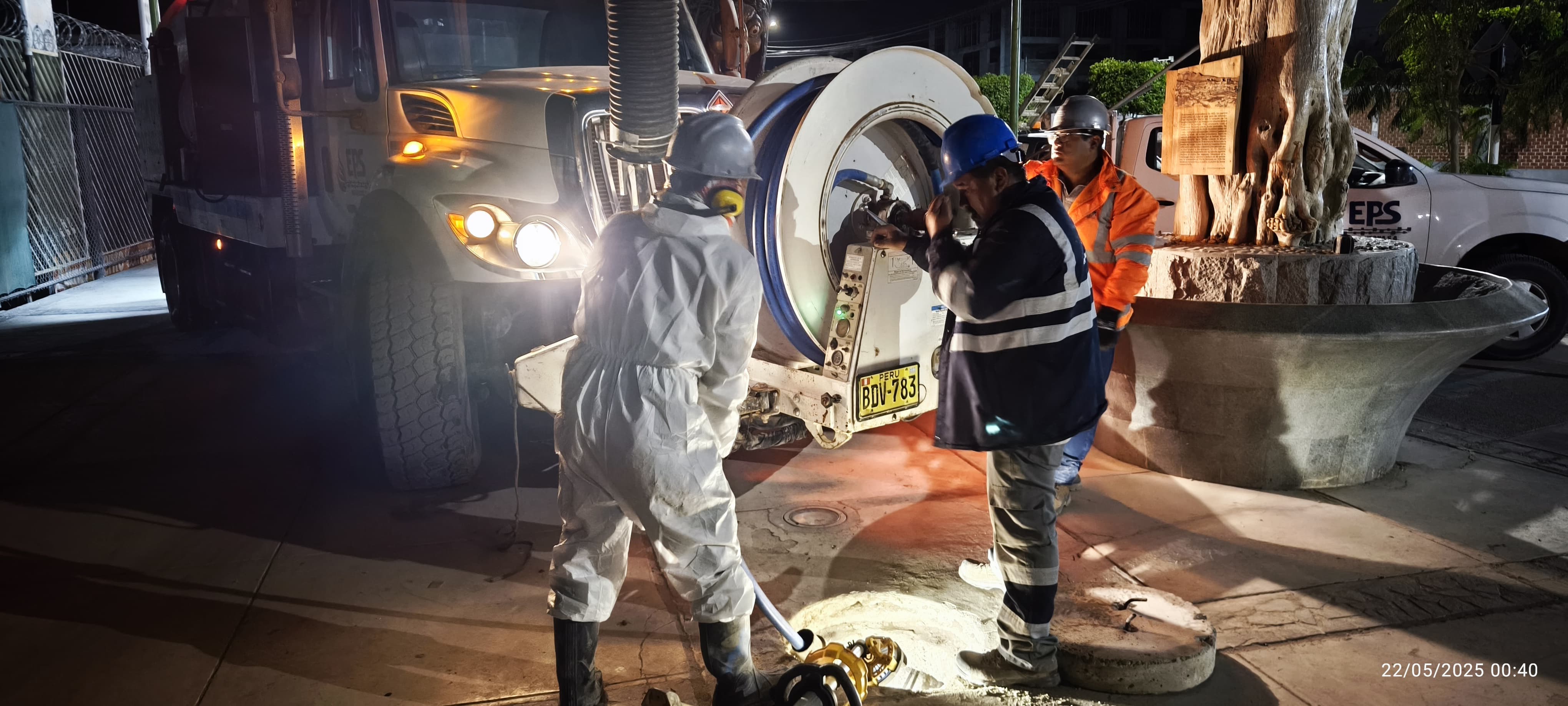 En respuesta a un reporte ciudadano sobre el colapso de un buzón de la red pluvial ubicado en la zona de El Naranjal, la EPS Moquegua, a través de su equipo de Distribución y Recolección, realizó el día 21 de mayo una intervención inmediata para mitigar los riesgos sanitarios y daños en la infraestructura pública.