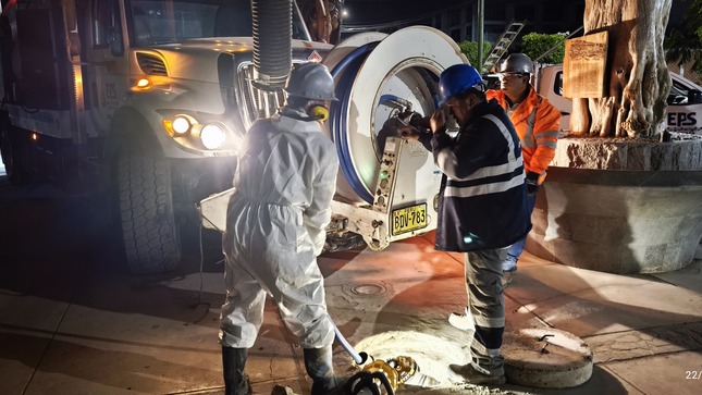 En respuesta a un reporte ciudadano sobre el colapso de un buzón de la red pluvial ubicado en la zona de El Naranjal, la EPS Moquegua, a través de su equipo de Distribución y Recolección, realizó el día 21 de mayo una intervención inmediata para mitigar los riesgos sanitarios y daños en la infraestructura pública.