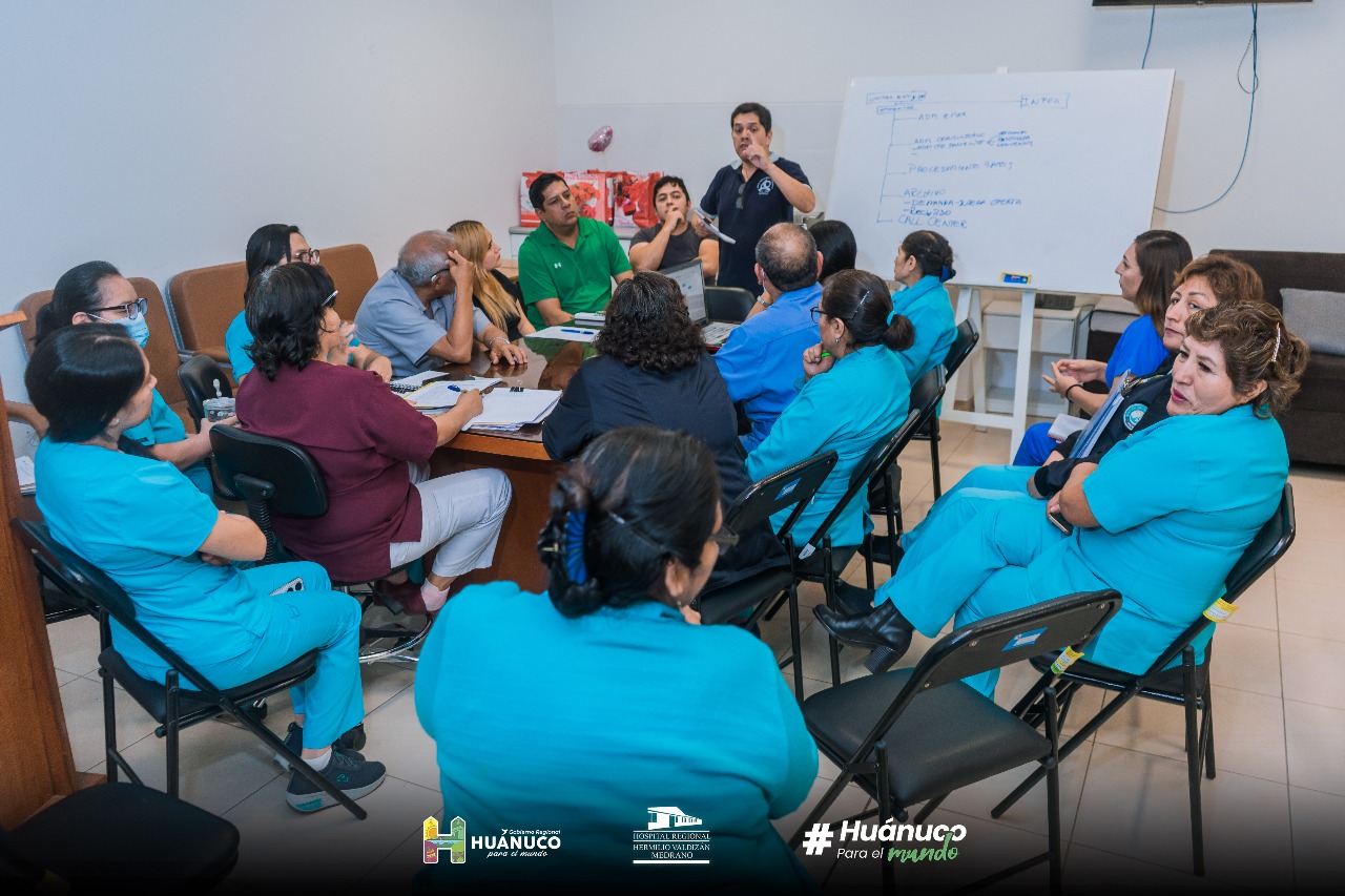 Reunión del equipo de gestión de la calidad con los jefes de los diferentes servicios