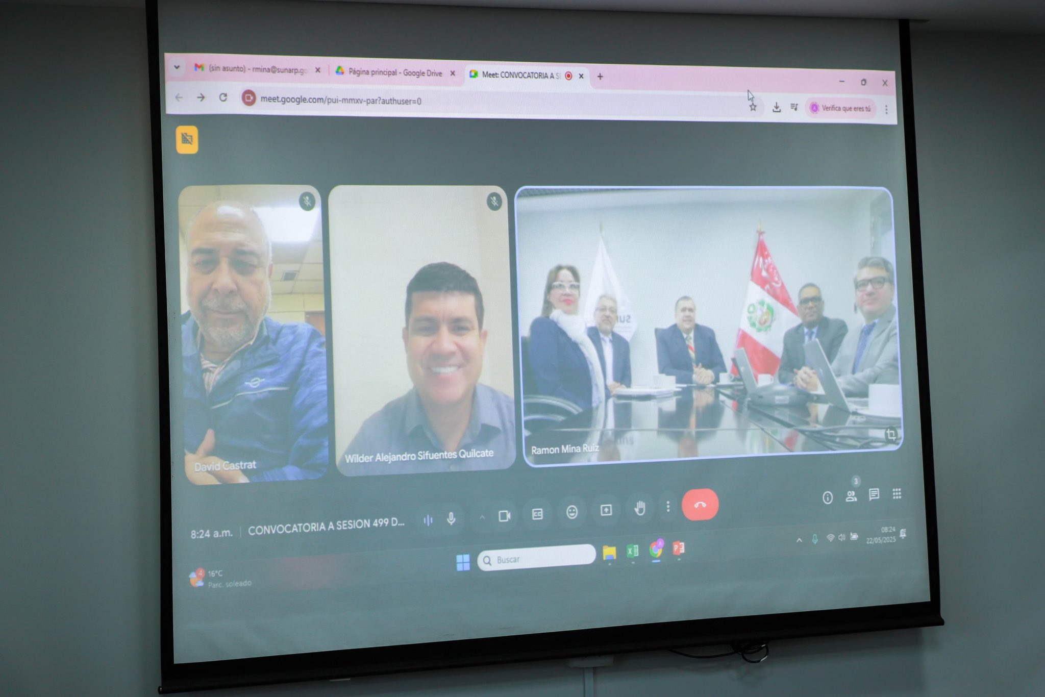 Foto de Captura de pantalla de monitor de PC mostrando una reunión virtual por Google Meet