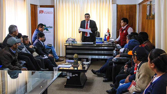 El director ejecutivo del Plan MERISS Cusco, junto a su equipo técnico, sostuvo una importante reunión de trabajo con autoridades locales y usuarios de la cuenca del río Quesermayo, con el objetivo de informar sobre los procedimientos para la suscripción del convenio de cofinanciamiento destinado a la elaboración del expediente técnico del proyecto de riego Quesermayo. Esta acción marca un paso fundamental para concretar la inversión pública en beneficio de la seguridad hídrica de la zona.
En el encuentro participaron el alcalde de la Municipalidad Distrital de Taray, Julián Ttupa Calliñaupa; el subgerente de la Oficina de Programación Multianual de Inversiones (OPMI) del Gobierno Regional Cusco, Juan Carlos Condori; así como presidentes comunales de las comunidades involucradas en la cuenca. Se destacó la importancia de articular esfuerzos entre los distintos niveles de gobierno y las organizaciones comunales para lograr los objetivos del proyecto.
Durante la reunión se hizo hincapié en que uno de los requisitos fundamentales para la firma del convenio es la presentación de las actas de donación de terrenos debidamente legalizadas ante notario por parte de las comunidades beneficiarias. Cabe señalar que, mediante Acuerdo de Consejo Regional N° 097-2023-CR/GR CUSCO, el Gobierno Regional declaró de prioridad pública e interés regional la elaboración del perfil y expediente técnico del proyecto de inversión “Mejoramiento y ampliación del servicio de agua para riego en la cuenca del río Quesermayo”, que beneficiará a los distritos de Cusco, San Sebastián y Taray.