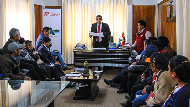 El director ejecutivo del Plan MERISS Cusco, junto a su equipo técnico, sostuvo una importante reunión de trabajo con autoridades locales y usuarios de la cuenca del río Quesermayo, con el objetivo de informar sobre los procedimientos para la suscripción del convenio de cofinanciamiento destinado a la elaboración del expediente técnico del proyecto de riego Quesermayo. Esta acción marca un paso fundamental para concretar la inversión pública en beneficio de la seguridad hídrica de la zona.
 
En el encuentro participaron el alcalde de la Municipalidad Distrital de Taray, Julián Ttupa Calliñaupa; el subgerente de la Oficina de Programación Multianual de Inversiones (OPMI) del Gobierno Regional Cusco, Juan Carlos Condori; así como presidentes comunales de las comunidades involucradas en la cuenca. Se destacó la importancia de articular esfuerzos entre los distintos niveles de gobierno y las organizaciones comunales para lograr los objetivos del proyecto.
 
Durante la reunión se hizo hincapié en que uno de los requisitos fundamentales para la firma del convenio es la presentación de las actas de donación de terrenos debidamente legalizadas ante notario por parte de las comunidades beneficiarias. Cabe señalar que, mediante Acuerdo de Consejo Regional N° 097-2023-CR/GR CUSCO, el Gobierno Regional declaró de prioridad pública e interés regional la elaboración del perfil y expediente técnico del proyecto de inversión “Mejoramiento y ampliación del servicio de agua para riego en la cuenca del río Quesermayo”, que beneficiará a los distritos de Cusco, San Sebastián y Taray. 