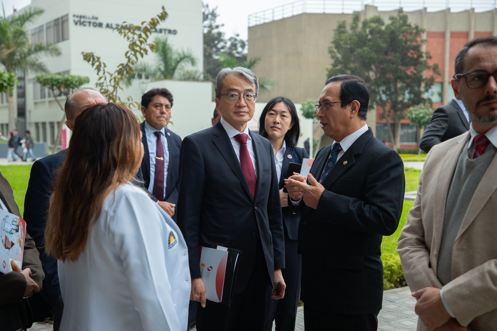 INSM fortalece lazos con Japón en encuentro diplomático y académico en la Universidad Peruana Cayetano Heredia