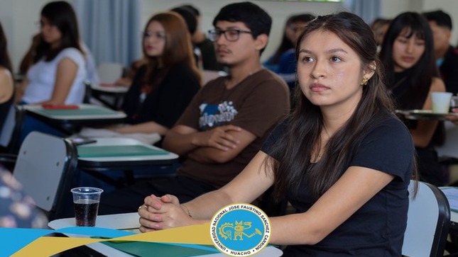 En un ambiente lleno de entusiasmo y camaradería, la Facultad de Derecho y Ciencias de la UNJFSC realizó con gran éxito la ceremonia de apertura del semestre 2025-I.