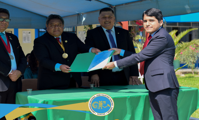 En su 29° aniversario, la Facultad de Derecho reconoció a los estudiantes con los dos primeros puestos del semestre 2024-II por su esfuerzo y excelencia académica.