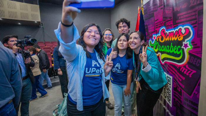 La directora Alexandra Ames recibió una distinción especial de parte de las autoridades de la UPEU.