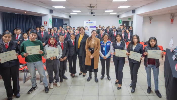 Directora del Pronabec junto a becarios de institutos