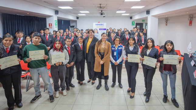Directora del Pronabec junto a becarios de institutos