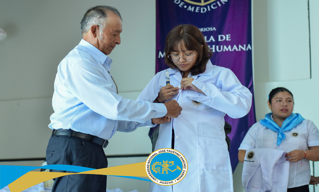 Con la presencia del decano de la Facultad de Medicina, Dr. Fredy Bermejo Sánchez, se llevó a cabo la ceremonia de bienvenida a los estudiantes ingresantes y la imposición de guardapolvos.