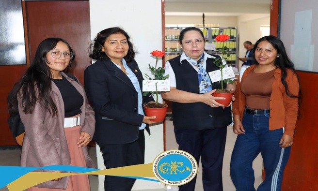 La Escuela Profesional de Ingeniería Ambiental realizaron un gesto lleno de cariño y gratitud al entregar una maceta con rosas como presente a las madres de la Oficina de Recursos Humanos.
