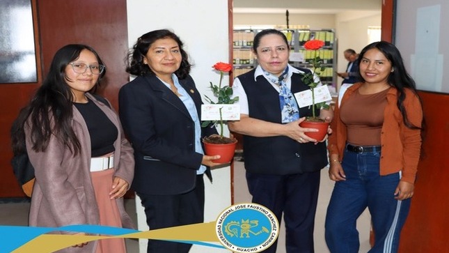 La Escuela Profesional de Ingeniería Ambiental realizaron un gesto lleno de cariño y gratitud al entregar una maceta con rosas como presente a las madres de la Oficina de Recursos Humanos.