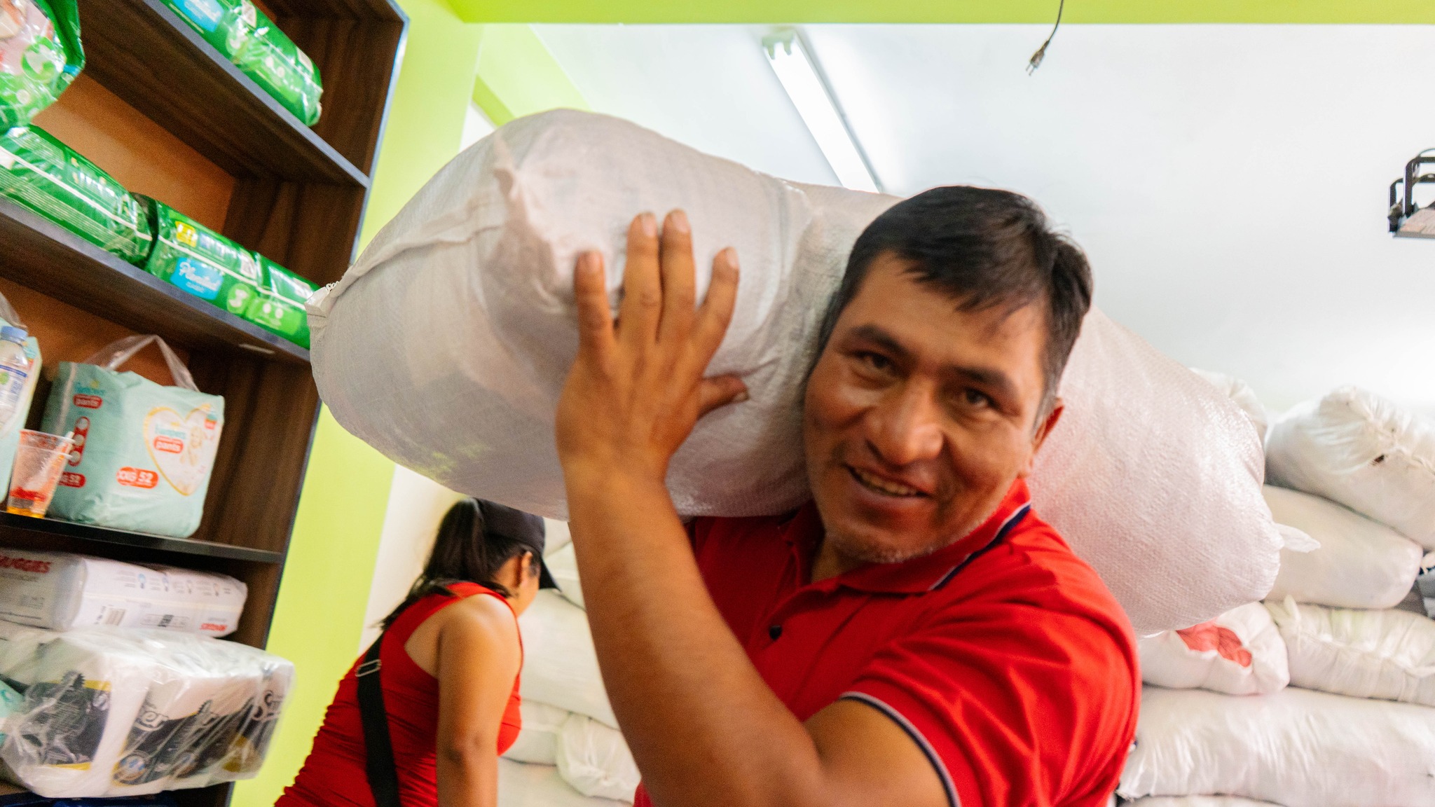 Municipalidad de Huarmey realizó la entrega de donación de 100 sacos de ropa al distrito de Cochapeti