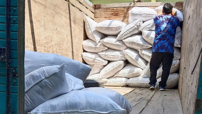 Municipalidad de Huarmey realizó la entrega de donación de 100 sacos de ropa al distrito de Cochapeti