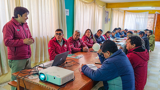 En cumplimiento de lo dispuesto por el Gobernador Regional del Cusco, el equipo técnico del Plan MERISS se trasladó a la provincia de Acomayo, encabezado por el director ejecutivo de la entidad líder en materia de riego. En esta visita participaron también la consejera regional por la provincia de Acomayo, el alcalde provincial y demás autoridades locales.
El objetivo principal fue agilizar las gestiones necesarias para la obtención del saneamiento físico legal de áreas involucradas del proyecto "Mejoramiento del Servicio de Agua Para el Sistema de Riego en las Localidades de Acomayo y Huáscar", proceso que actualmente está en manos de las autoridades locales y de los beneficiarios del proyecto.
Cabe destacar que esta iniciativa es una prioridad para el Gobierno Regional del Cusco, que busca iniciar la ejecución física del proyecto en el menor plazo posible. El expediente técnico ya fue culminado satisfactoriamente por el Plan MERISS y, por iniciativa del gobernador regional, ha sido remitido al Ministerio de Desarrollo Agrario y Riego (MIDAGRI) para su respectivo financiamiento.