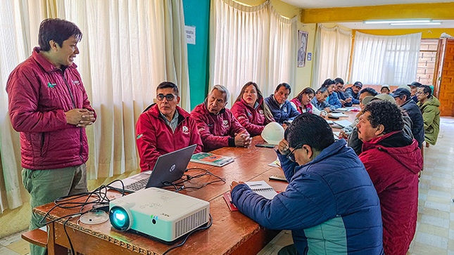 En cumplimiento de lo dispuesto por el Gobernador Regional del Cusco, el equipo técnico del Plan MERISS se trasladó a la provincia de Acomayo, encabezado por el director ejecutivo de la entidad líder en materia de riego. En esta visita participaron también la consejera regional por la provincia de Acomayo, el alcalde provincial y demás autoridades locales.
 
El objetivo principal fue agilizar las gestiones necesarias para la obtención del saneamiento físico legal de áreas involucradas del proyecto "Mejoramiento del Servicio de Agua Para el Sistema de Riego en las Localidades de Acomayo y Huáscar", proceso que actualmente está en manos de las autoridades locales y de los beneficiarios del proyecto.
 
Cabe destacar que esta iniciativa es una prioridad para el Gobierno Regional del Cusco, que busca iniciar la ejecución física del proyecto en el menor plazo posible. El expediente técnico ya fue culminado satisfactoriamente por el Plan MERISS y, por iniciativa del gobernador regional, ha sido remitido al Ministerio de Desarrollo Agrario y Riego (MIDAGRI) para su respectivo financiamiento.