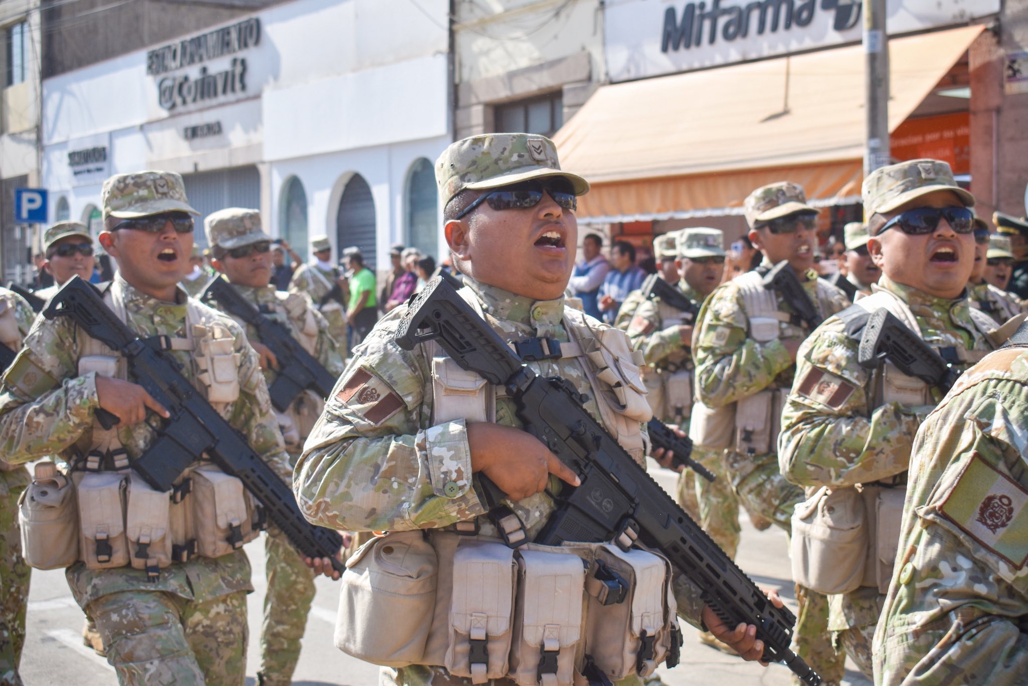 Soldados peruanos portan el fusil ARAD-7