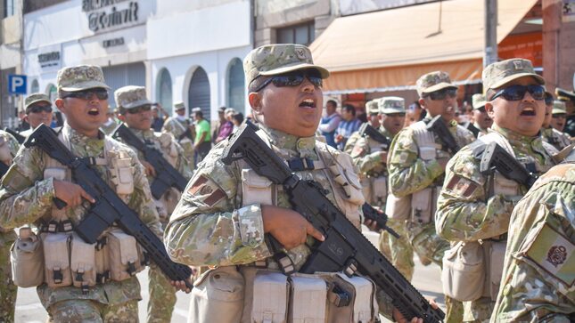 Soldados peruanos portan el fusil ARAD-7