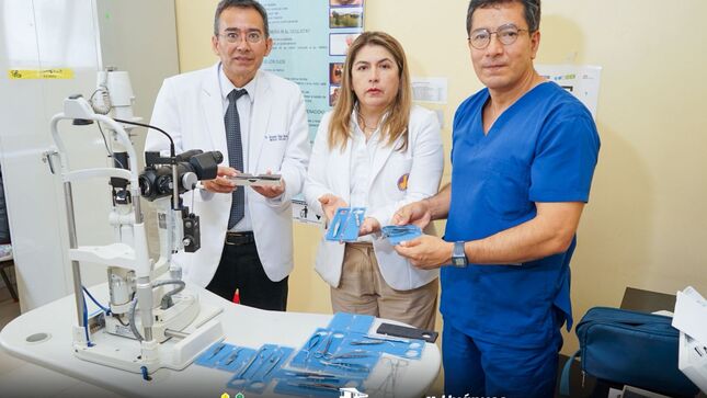 doctores del hospital de tingo maria recibiendo instrumental quirurgico para el servicio de oftalmologia, por parte de la directora del hospital regional Hermilio Valdizán
