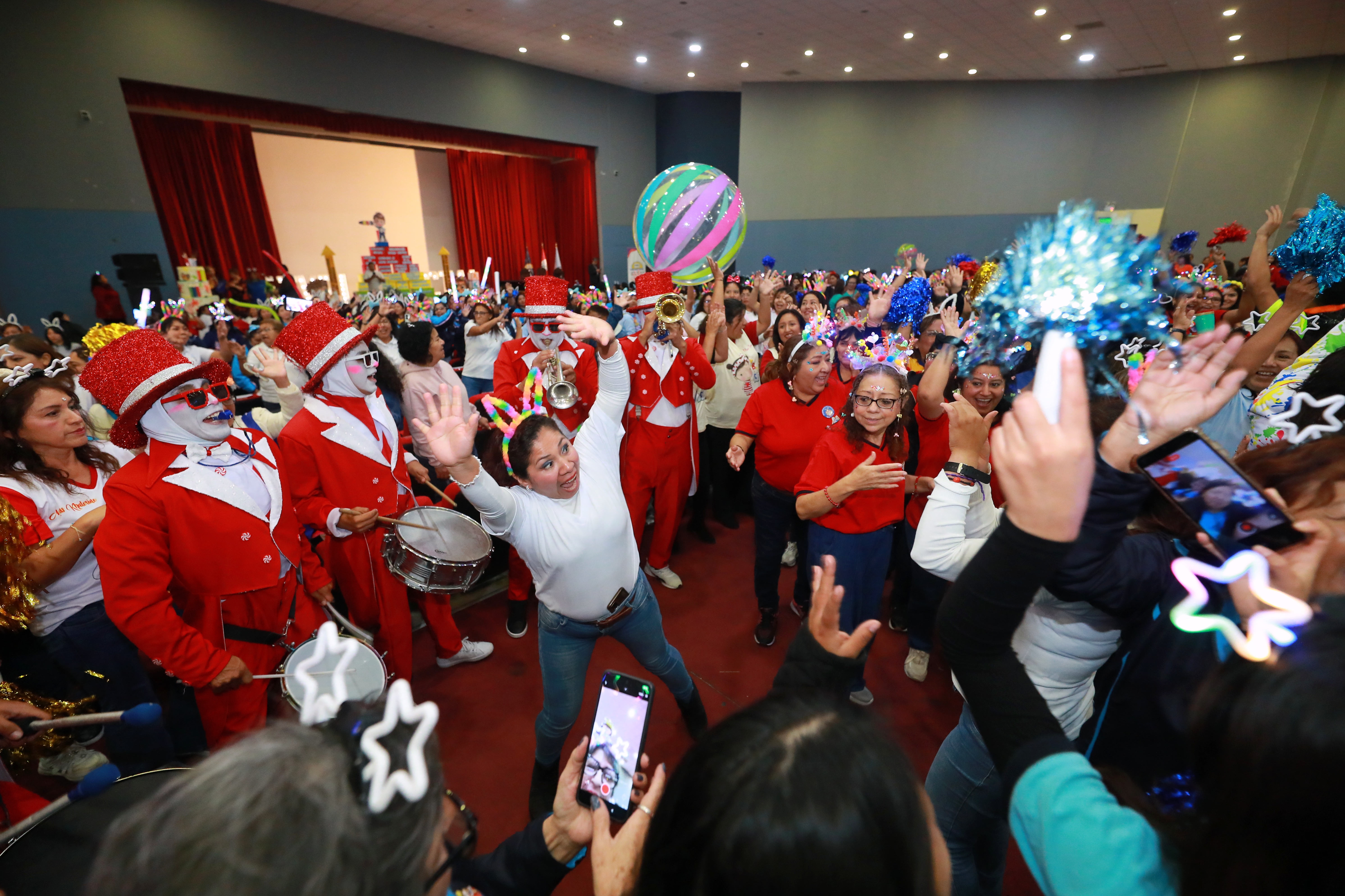 Más de mil docentes del Callao celebraron con alegría y mucho color el 94° aniversario de la educación inicial