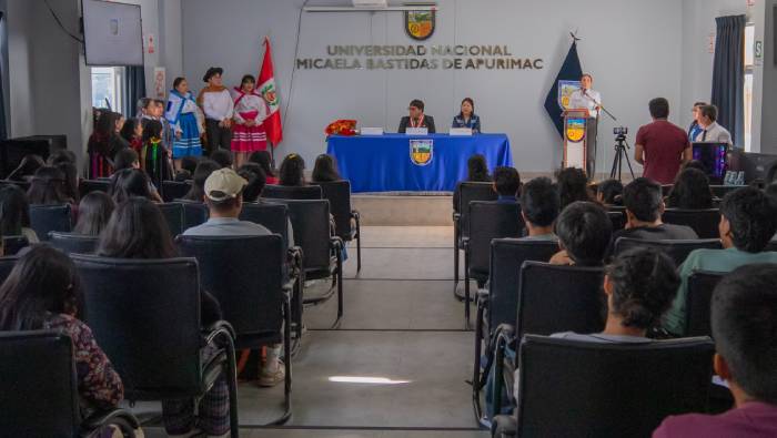 Pronabec reconoció becarios apurimeños estudiantes de la Universidad Nacional Micaela Bastidas de Apurímac.