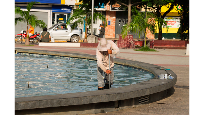 Limpieza integral de la pileta central de la plaza mayor de Tarapoto.